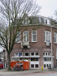 908800 Gezicht op het winkelhoekpand Adelaarstraat 43 te Utrecht, met links de 2e Spechtstraat.N.B. bouwjaar: 19031910: ...